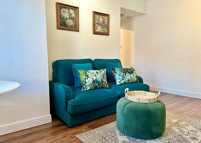 De Burgh Ground Floor Apartment With Free Parking